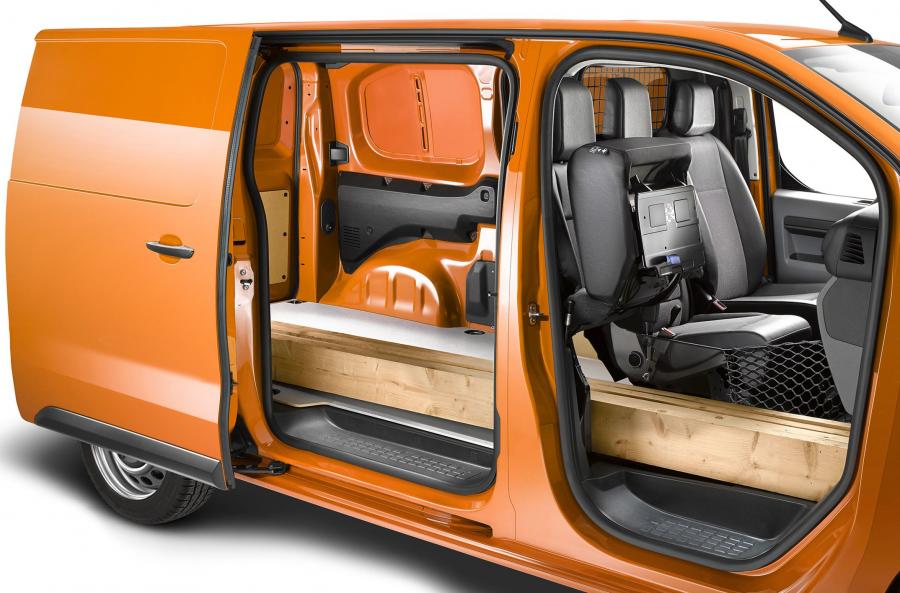 Интерьер Opel Vivaro Van 2019 года  (фото 5 из 10)